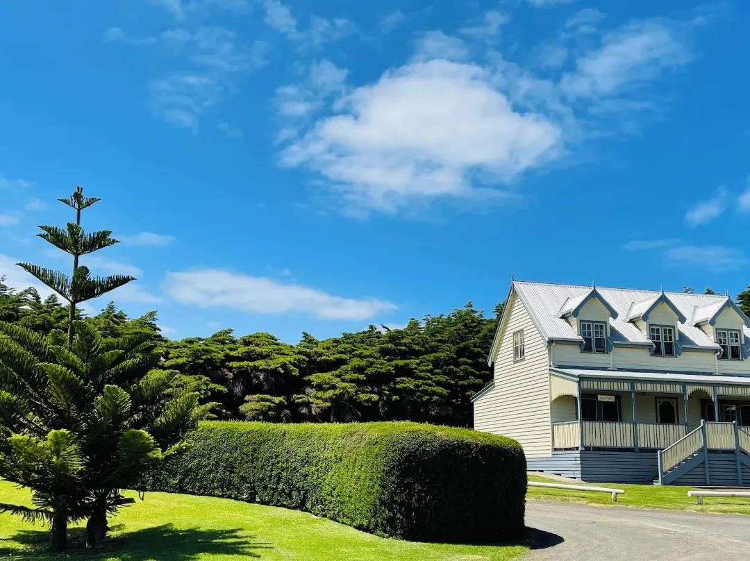 Sails - Elegant, Spacious Beach Villa - Port Fairy