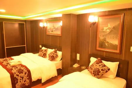 Hotel Holiday Inn Отели рядом с достопримечательностью «Trailokya Mohan Narayan Temple»