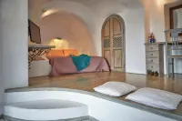 Lava Oia's Hotels in Finikia