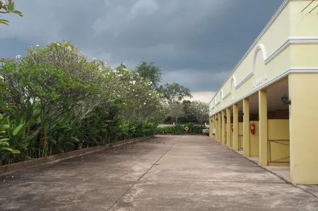 Country Inn 304 Отели в г. Si Maha Phot