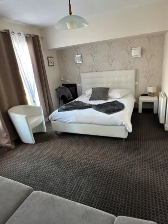 Hôtel le Square Отели в г. Сент-Этьен-де-Карла