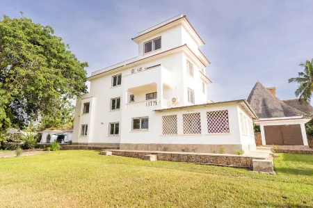 Queens Chateau Boutique Villa Отели в г. Galu