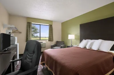 Super 8 by Wyndham Saginaw Hotels near Nexteer Automotive Plant 5