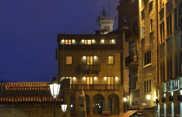 蒂塔諾套房酒店