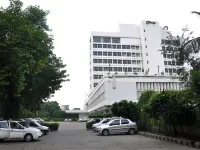 Clarks Avadh - parking
