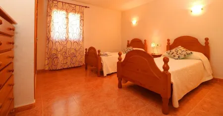 Can Toni, air conditioning, free wifi, private pool Отели в г. Кампос