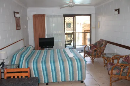 Oasis Inn Apartments Отели рядом с достопримечательностью «Centenary Lakes Botanic Gardens»