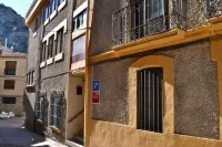 Tres Puentes Anguiano Apartamentos y Hostal のホテル
