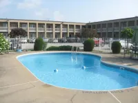 Super 8 by Wyndham Windsor/Dougall - Pools