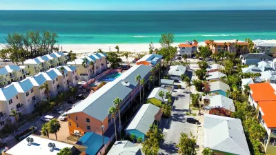 Cozy Cottage Retreat at Tradewind Resort #32 in Bradenton Beach Leffis Key Preserve附近的飯店