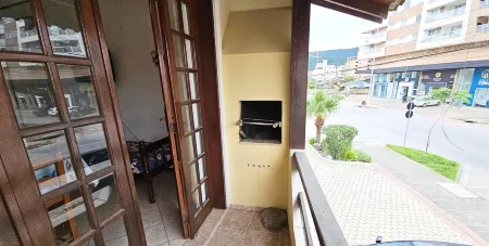 Jardim Das Gales Bombinhas Отели рядом с достопримечательностью «Lagoa Beach»