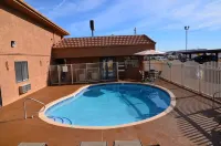 Howard Johnson by Wyndham St. George Hotel & Suites - piscina
