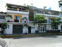 La Iguana Vallarta Lgbt Adults Only - Romantic Zone - Party Clubbing Street Hotel dekat Zona Romantica