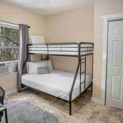 Cozy Downtown Guest House 2Br/1BA Sleeps 8 Rooms