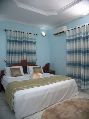 Sleeps8-Parking-Jacuzzi-WiFi-AirCon Hotels in 