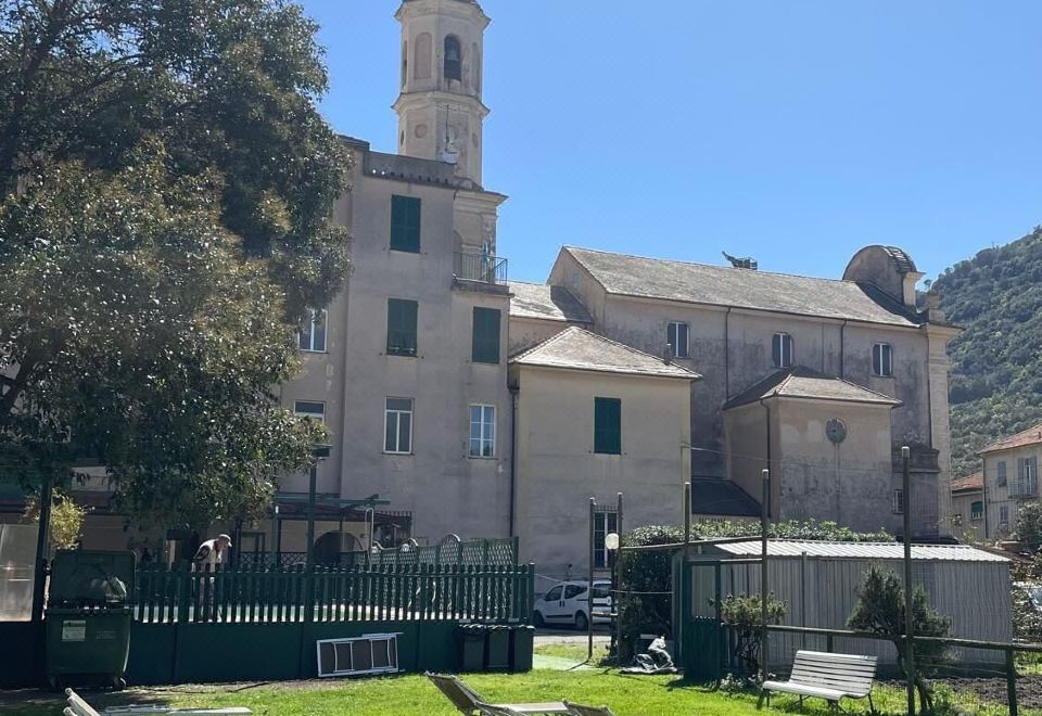 호텔 플로렌즈의 외관과 정원