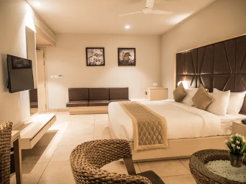 Cholaa Dynasty - A Bergamont Hotel - parking