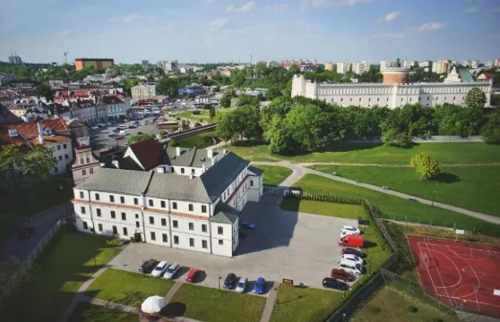 多姆博瓦魯旅館