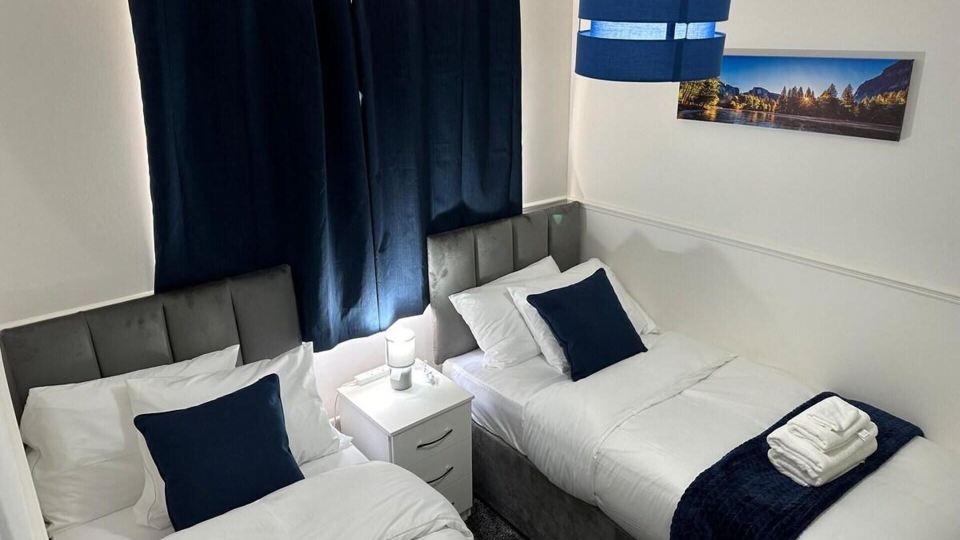 House Sleeps 7 - Contractors, Free Parking