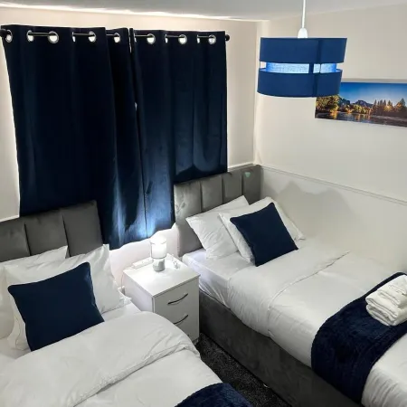 House Sleeps 7 - Contractors, Free Parking