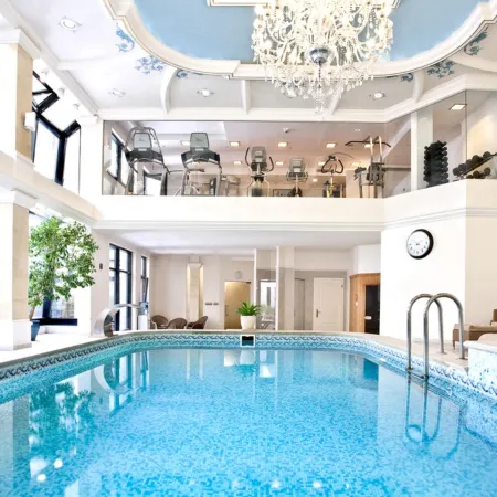 Queen's Court Hotel & Residence