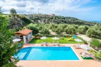 Family Friendly Villa Private Pool, Children's Play Area, BBQ, Spacious Garden, Near Beach