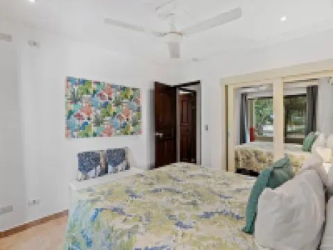 カラフル & プライベート 2ベッドルーム コンド ジャスト ア ショート ウォーク フロム ザ ビーチ ココのホテル