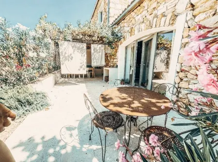 Domaine le Clos Bohème Отели в г. Навасель