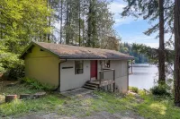 Goss Lake Getaway by AvantStay Lakefront Escape Hotels near Spoiled Dog Winery