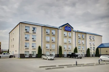 Lakeview Inns & Suites - Fort Saskatchewan Отели рядом с достопримечательностью «Парк Запад Риверс Эдж Дог»
