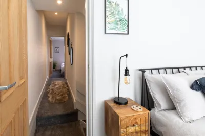 The Hideout - Free Parking Hotels near Willis Avenue Recycling Centre