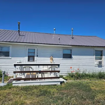 Inviting home, with large yard and free parking