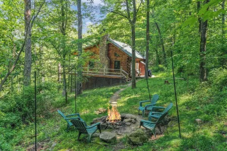 Minutes to Caves - 2 KINGS. Hot Tub. Games. Firepit. Close to Everything