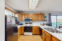 Relaxing retreat with Lake Powell views, dock access, 2 pools, & screened patio Hotels in Bay County