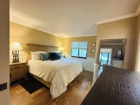 New 2024- Luxury Poolside Condo in charming Marco Island