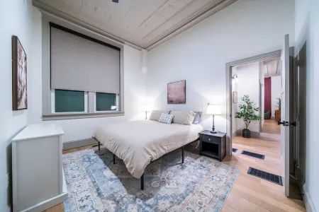 The Scarlet Suite - Luxury 2-bedroom Apartment in Downtown Sedalia