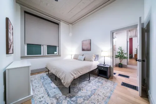 The Scarlet Suite - Luxury 2-bedroom Apartment in Downtown Sedalia