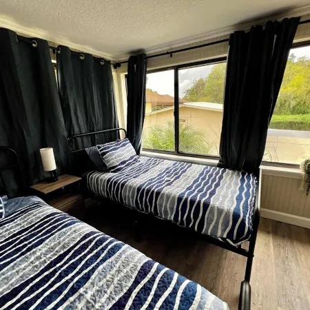 Sleeps 13, Theater, Waterfront, Close to Springs and Forest. Old Florida