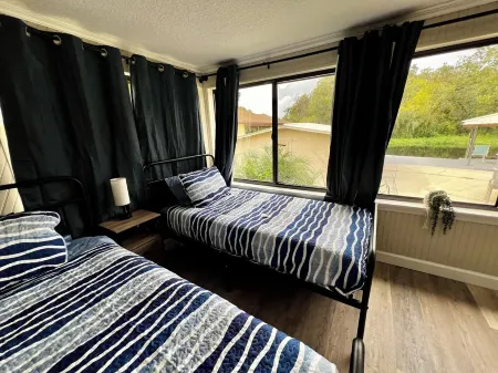 Sleeps 13, Theater, Waterfront, Close to Springs and Forest. Old Florida