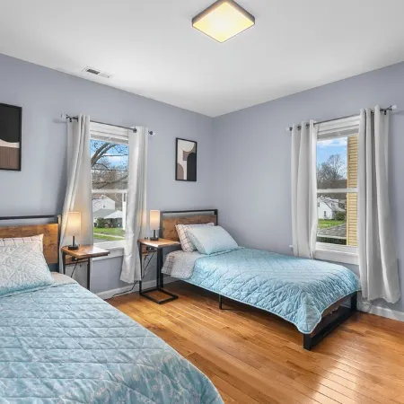 3Br- Sleeps 6- Forestville Bristol- Parking