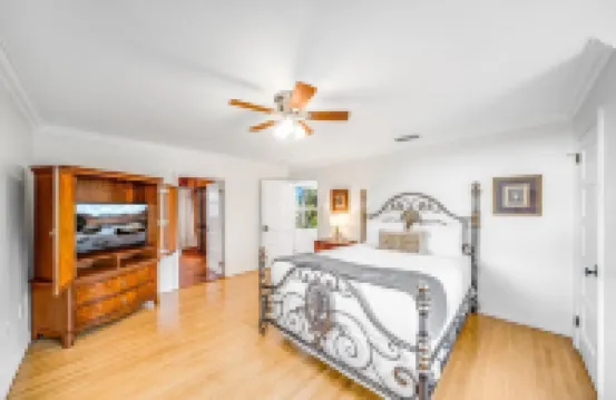 Heated Pool & Hot Tub! Waterfront Antique / Vintage!