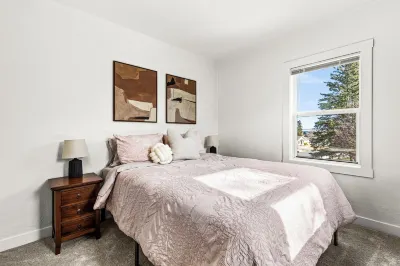 The Harlow House- Beautifully Renovated Home Near Duluth Hotels near Barkers Island Beach