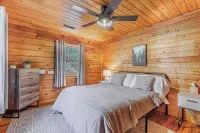 Secluded wilderness cabin retreat in Bryson City- Dog friendly! WiFi A/C