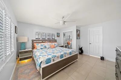 Waterfront-Heated Pool-Hottub-4bd-2BA-Paddle boat- Kayaks 可可比奇附近的飯店