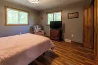 Unhurried Rapids Hideaway; charming 3-bedroom house with WiFi & AC in Stephenson