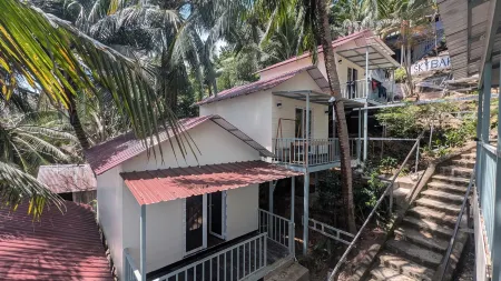 Skybar Отели рядом с достопримечательностью «Као Тауч Бич»