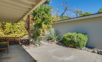 Bright & Cozy Mid Town Zen Yard Studio!