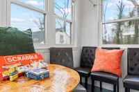 Hapeville Hideaway • 5 Min to ATL • Perfect for Layovers, Crews & Biz Travel Hotels in Hapeville