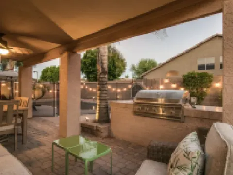 Massive 5 Bdrm Getaway WPool, Hot Tub, Game Room Hotels in Gilbert