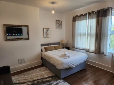 Immaculate 1-Bed Apartment in Greenhithe Hotels in Gravesend